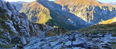 Giewont [Przebieg niebieskiego szlaku - zejście z Giewontu. W tle Kopa Kondracka i Małołączniak]