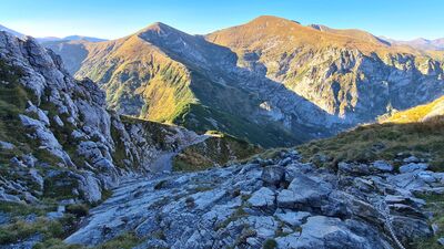 Przebieg niebieskiego szlaku - zejście z Giewontu. W tle Kopa Kondracka i Małołączniak