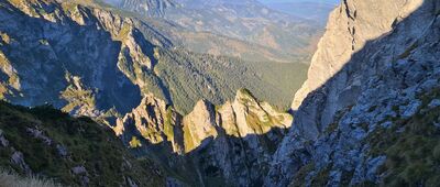 Giewont [Mały Giewont widziany z niebieskiego szlaku (zejście) z Giewontu]