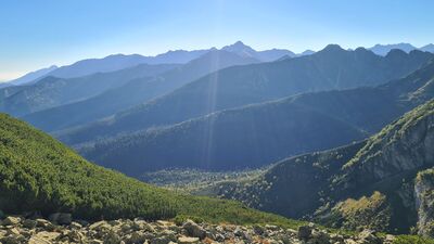 Panorama Tatr przy Czarnej Skale przy Wyżniej Kondrackiej Przełęczy. Na środku Świnica.