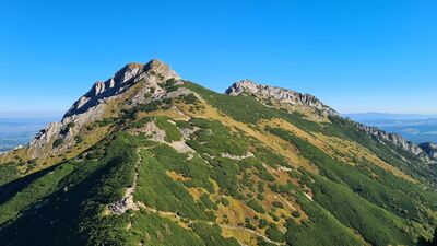 Widok na Giewont i Długi Giewont z żółtego szlaku nad Kondracką Przełęczą
