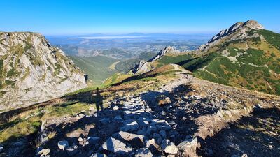 Widok z żółtego szlaku w kierunku Doliny Białej Łąki - po lewej Wielka Turnia, a po prawej Mały i Wielki Giewont.