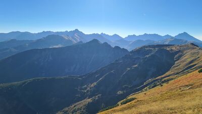 Panorama Tatr od Małej Koszystej po Krywań z żółtego szlaku na Kopę Kondracką
