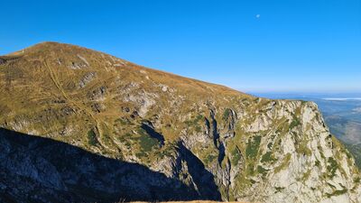 Małołączniak i Wielka Turnia Widok na Giewont i Długi Giewont z żółtego szlaku na Kopę Kondracką