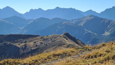 Panorama Tatr z żółtego szlaku na Kopę Kondracką. Na pierwszym planie Suchy Wierch Kondracki.