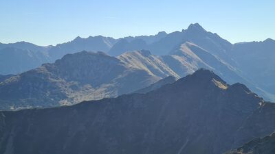 Panorama Tatr z żółtego szlaku na Kopę Kondracką. Na pierwszym planie góruje Gorzczkowa Czuba. Na drugim widzimy Kasprowy, a w tle Świnica.