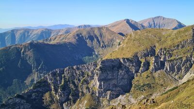 Widok z Kopy Kondrackiej w kierunku Rozpadłej Grani odchodzącej od Krzesanicy (na pierwszym planie).