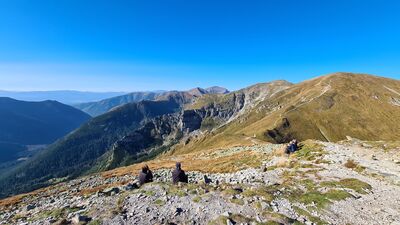 Panorama z Kopy Kondrackiej przez Małołączniaka, Krzesanicę i Ciemniaka w kierunku Bystrej. W tle Niżne Tatry.