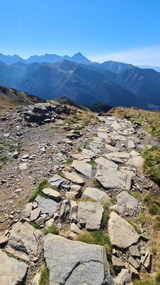 Czerwony szlak pod Kopą Kondracką. Na horyzoncie Krywań.