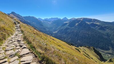 Czerwony szlak Głównej Grani Tatr pod Pośrednim Goryczkowym Wierchem