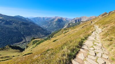 Czerwony szlak Głównej Grani Tatr pod Pośrednim Goryczkowym Wierchem