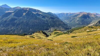 Widok na Cichą Dolinę przez Wrota spod Pośredniego Goryczkowego Wierchu