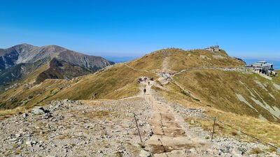 Kasprowy Wierch z czerwonego szlaku nad Suchą Przełęczą
