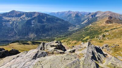 Beskid 2012 m n.p.m. Widok w kierunku Cichej Doliny i Czerwonych Wierchów. Na horyzoncie Niżne Tatry