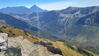 Beskid 2012 m n.p.m. Widok w kierunku Wierchcichej Doliny i Krywania