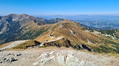 Widok na czerwony szlak z podejścia pod Skrajną Turnią