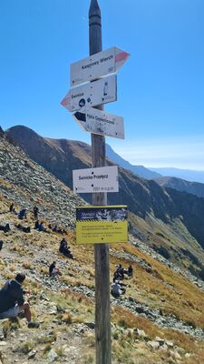 Rozejście szlaków na Świnickiej Przełęczy