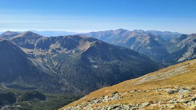 Widok ze Świnickiej Przełęczy na Niżne Tatry przez Magurę (drugi plan) i Bystrą (trzeci plan)