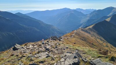 Widok z Kasprowego Wierchu na przebieg czerwonego szlaku w stronę Czerwonych Wierchów