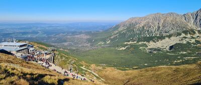 Kasprowy Wierch [Widok z Kasprowego Wierchu na górną stację kolejki linowej]