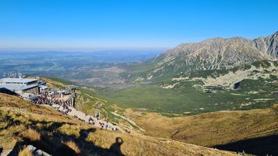Widok z Kasprowego Wierchu na górną stację kolejki linowej