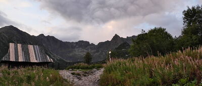 Przełęcz między Kopami (Karczmisko) ↔ Betlejemka [Widok na Halę Gąsienicową. Od lewej Żółta Turnia, Granaty, Kozi Wierch, Kościelec i ... chmury. Tatry 13-09-2024]