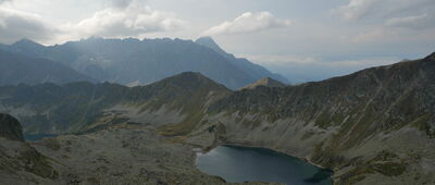 Zawrat [Widok z Zawratu na Zadni Staw Polski w Dolinie Pięciu Stawów Polskich.  W oddali Krywań. Tatry 13-09-2024]