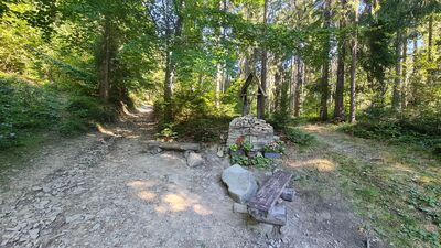 Kapliczka przy niebieskim szlaku na Luboń Wielki