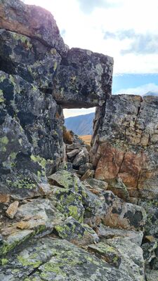 Skalne okienko pod Zadnim Ornakiem