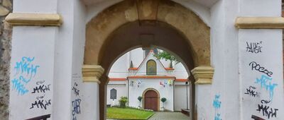 Wieliczka, ul. Żeromskiego ↔ Wieliczka, sanktuarium [Wejście do klasztoru Ojców Franciszkanów w Wieliczce]