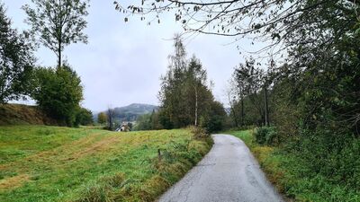 Czarny szlak na Kudłoń w Lubomierzu nad kościołem św. Józefa
