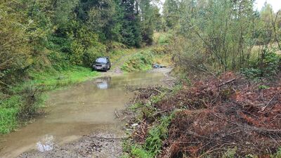 Wylany potok Rosocha uniemożliwiający poruszanie się po czarnym szlaku