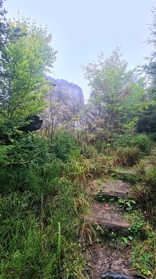 Jeden z ostańców pod Kudłoniem