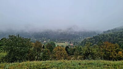 Widok z żółtego szlaku na Lubomierz Rzeki