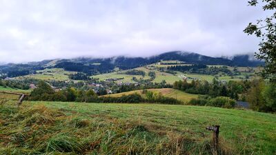 Widok ze ścieżki z Polany Łąki na Lubomierz