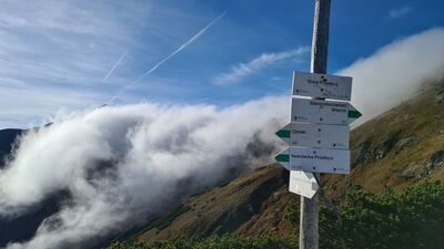 Siwa Przełęcz - po lewej w chmurach Bystra