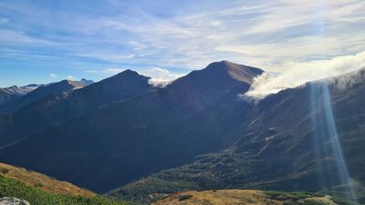 Widok z Siwej Przełęczy na: (od lewej) Tomanowy Wierch Polski, Smreczyński Wierch i Kamienistą. Na horyzoncie Świnica i Kozi Wierch.