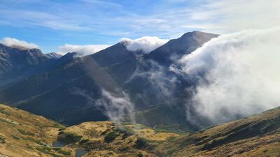Widok na Dolinę Pyszniańską i Siwe Stawki. Od prawej: Kamienista i Smreczyński Wierch