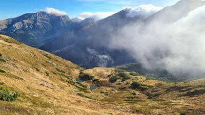 Widok na Dolinę Pyszniańską i Siwe Stawki. Po lewej Ciemniak i Krzesanica pod chmurką.