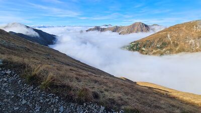 W drodze na Bystrą (niebieski szlak). Widok w kierunku zachmurzonej Gaborowej Doliny
