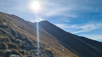 W drodze na Bystrą (niebieski szlak). Wreszcie można dostrzec cel podróży.