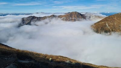 Widok w kierunku Jakubiny z niebieskiego szlaku pod szczytem Bystrej