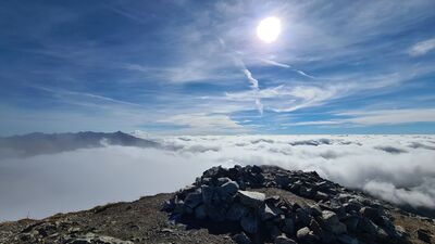 Widok z Bystrej. Tatry niczym wyspa wśród chmur nad Słowacją.