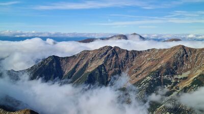 Widok z Bystrej w kierunku Ostredoka. Na drugim planie Baraniec.