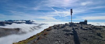 Bystrá [Szczyt Bystrej nad morzem chmur nad Słowacją. Po lewej Tatry Wysokie.]