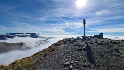 Szczyt Bystrej nad morzem chmur nad Słowacją. Po lewej Tatry Wysokie.