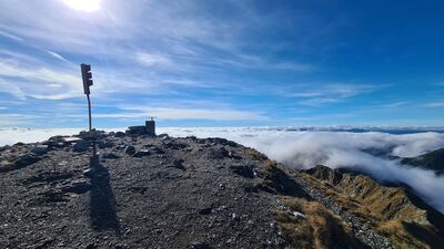 Szczyt Bystrej nad morzem chmur nad Słowacją
