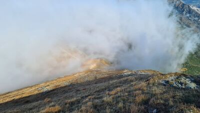 Strome zejście czerwonym szlakiem z Błyszcza. W dole przełęcz Bystry Karb.