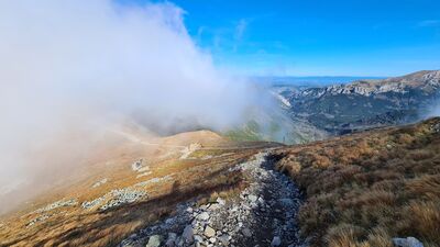 Strome zejście czerwonym szlakiem z Błyszcza. W dole przełęcz Bystry Karb.