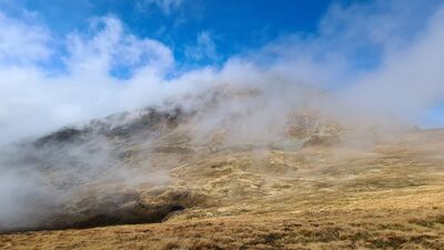 Widok na zachmurzony Starorobociański Wierch z czerwonego szlaku